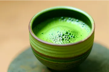 Taza de té matcha con espuma.