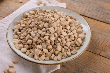 Un plato de loza con almortas secas.