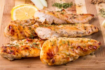 Tiras de pechuga de pollo salteadas.