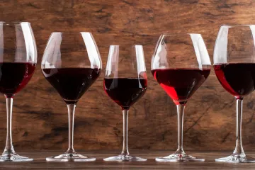 Copas diferentes tipos y diferentes colores de vino tinto.