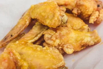 Unas alitas de pollo con glaseado de cítricos.