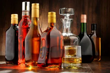 Selección de licores, incluyendo whisky y ron.