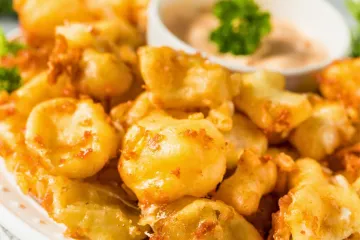 Trozos de queso frito al estilo de Wisconsin acompañados de salsa.