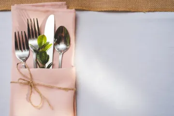 Servilleta doblada en forma de bolsillo con los cubiertos dentro, una presentación artística.
