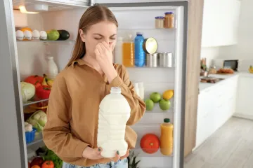 La leche en mal estado puede oler mal.