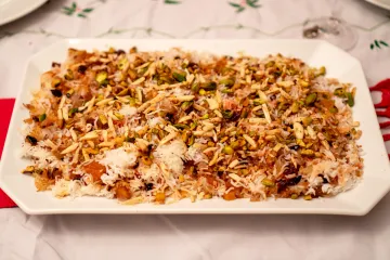 Arroz con joyas, una especialidad de la cocina iraní, en una fuente rectangular.