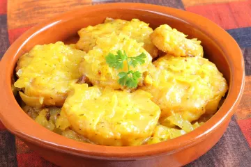 Patatas a la importancia guisadas en cazuela de barro.