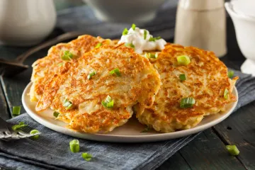 Boxty, tortitas de patata irlandesas, con cebollino y nata agria.