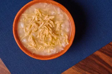 Un cuenco de pozole blanco sin guarniciones añadidas.