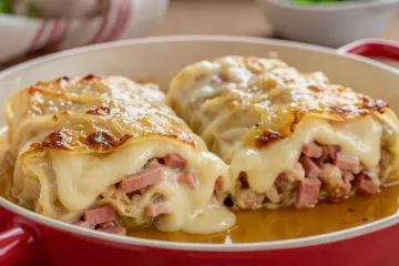 Una fuente individual con dos paquetitos de repollo relleno  de bechamel gratinado.