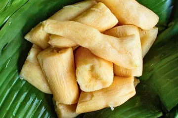 Trozos de yuca, o mandioca, cocida sobre hojas de banana.
