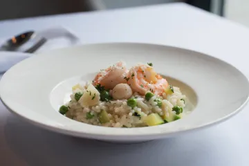 Un plato de arroz con frutos del mar.