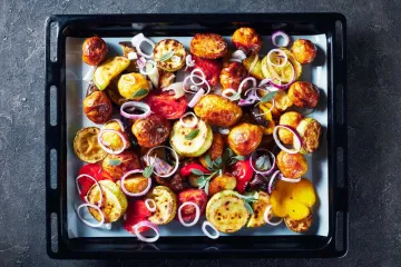 Bandeja de horno con verduras y hortalizas asadas.