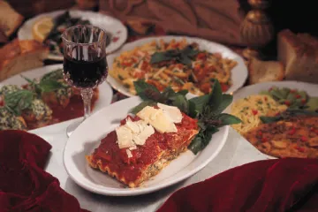 Pasta y vino en Italia.