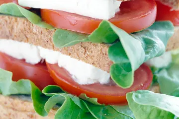Bocadillo de queso mozzarella, tomate y albahaca.