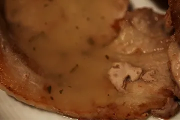 Cerdo asado con puré de manzana.