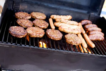 Hamburguesas y carne a la parrilla.