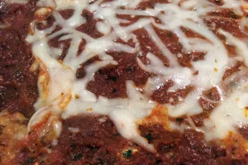 Detalle de lasaña al horno.