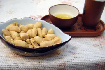 Tentempié chino con té y cachahuetes.