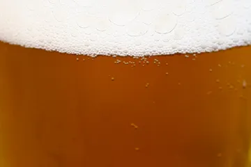 Un vaso de cerveza.
