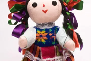 Muñeca de trapo con traje típico.