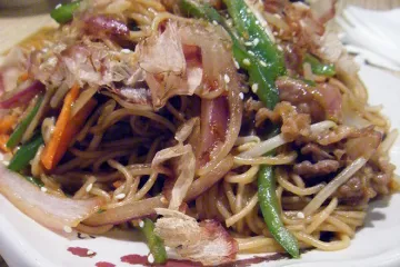 Fideos chinos con verduras salteadas.