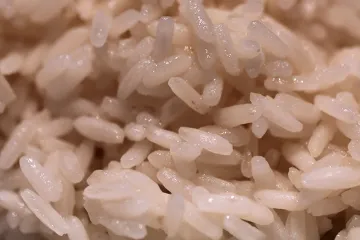 Arroz blanco hervido.