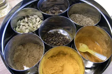 Caja de especias típica de la cocina de la India.
