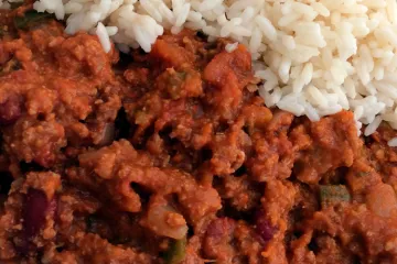 Chile con carne acompañado con arroz blanco.