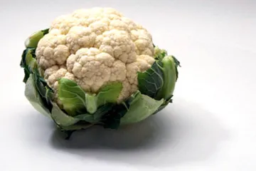 Una coliflor entera con sus hojas recortadas.