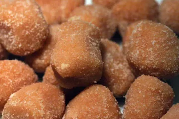 Detalle de ñoquis de patata con puré de calabaza.