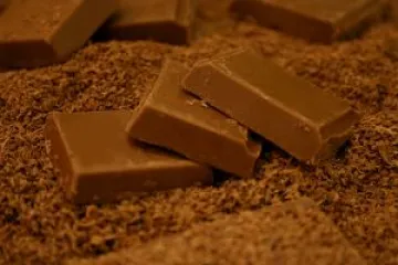Onzas de chocolate y chocolate rallado.