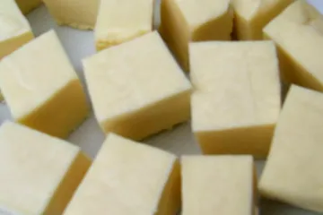 Queso panir cortado en dados.