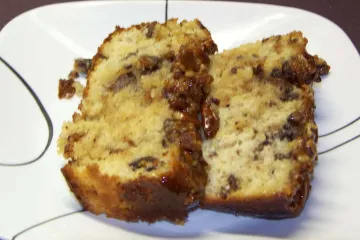 Dos trozos de bizcocho praliné de manzana y nuez en un plato.