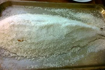 Pescado a la sal con su costra.