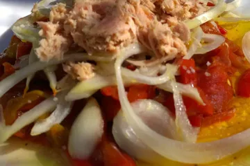 Ensalada de pimientos asados con cebolla y atún.