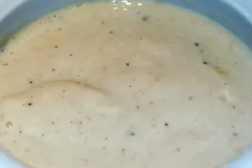 Salsa de pan en un cazo de cerámica de color blanco.