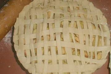 Tarta sencilla de manzana lista para el horno.