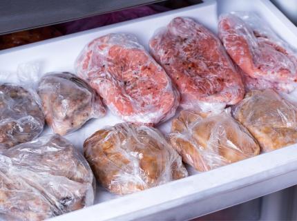 Carne congelada en porciones individuales.