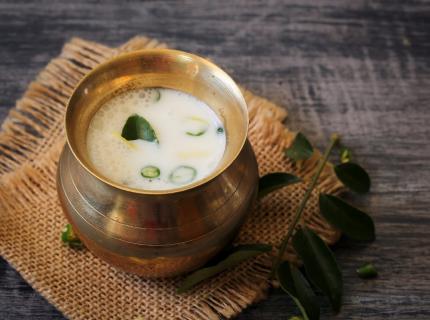 sambaram, una bebida fría y especiada hecha con suero de leche.