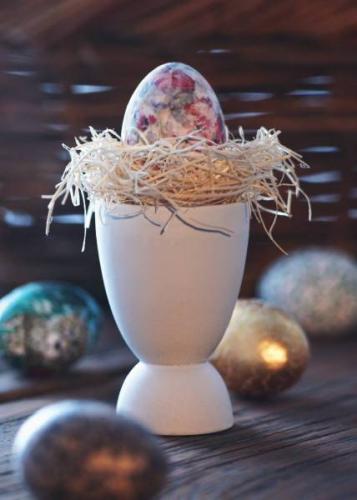 Huevos de chocolate y huevo de Pascua en copa.