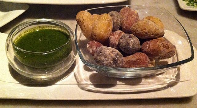 Papas arrugadas con mojo verde.