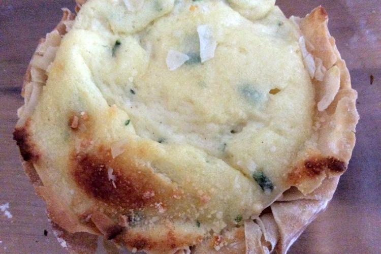 Soufflé individual de queso con pasta filo.