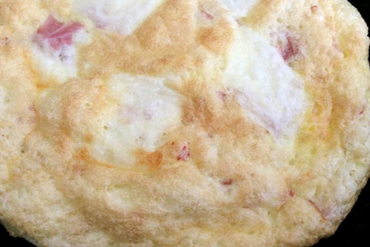 Tortilla esponjosa de jamón y queso.
