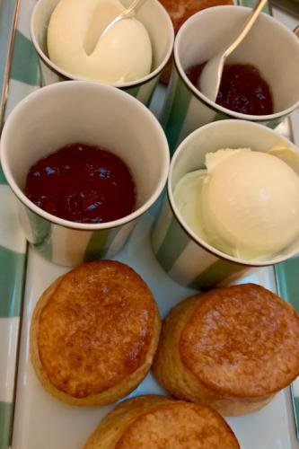 Bollos ingleses para té con mermelada y crema.
