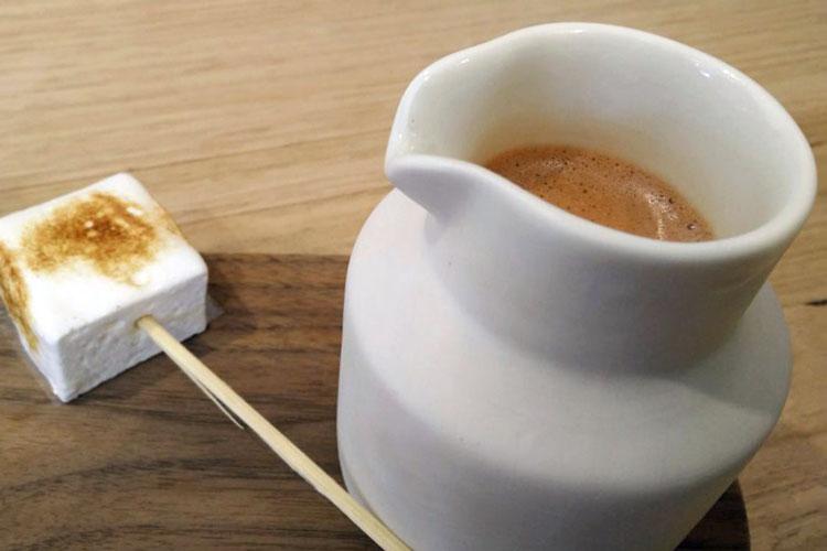 Café con azúcar.