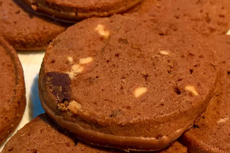 Galletas de chocolate con pepipas de chocolate.