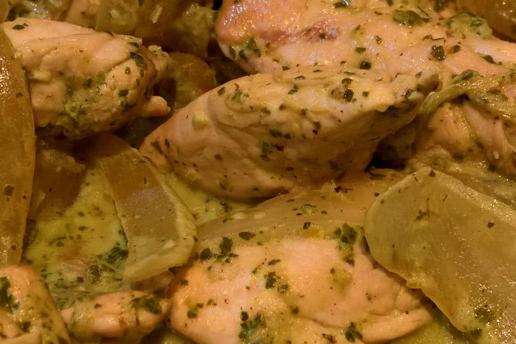 Detalle de pechuga de pollo salteada con ají verde.