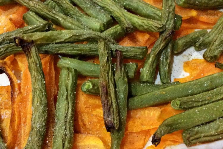 Judías verdes y tiras de zanahoria asadas.