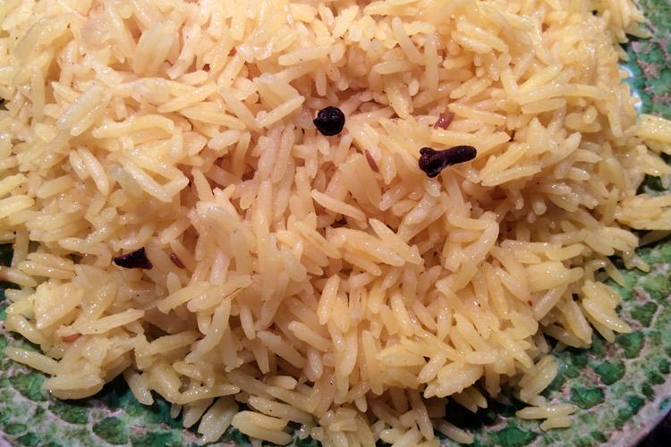 Arroz pilau con leche de coco.